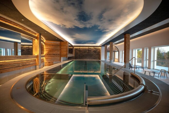 le spa sont situés dans le bâtiment surplombant la vallée