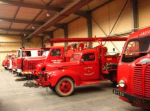 Anciens camions de pompiers rouges exposés au musée des sapeurs pompiers
